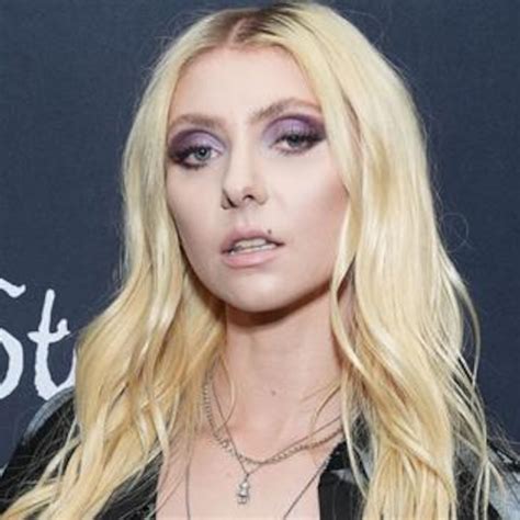 Gossip Girls Taylor Momsen Goes Topless, Flaunts Abs on Red。